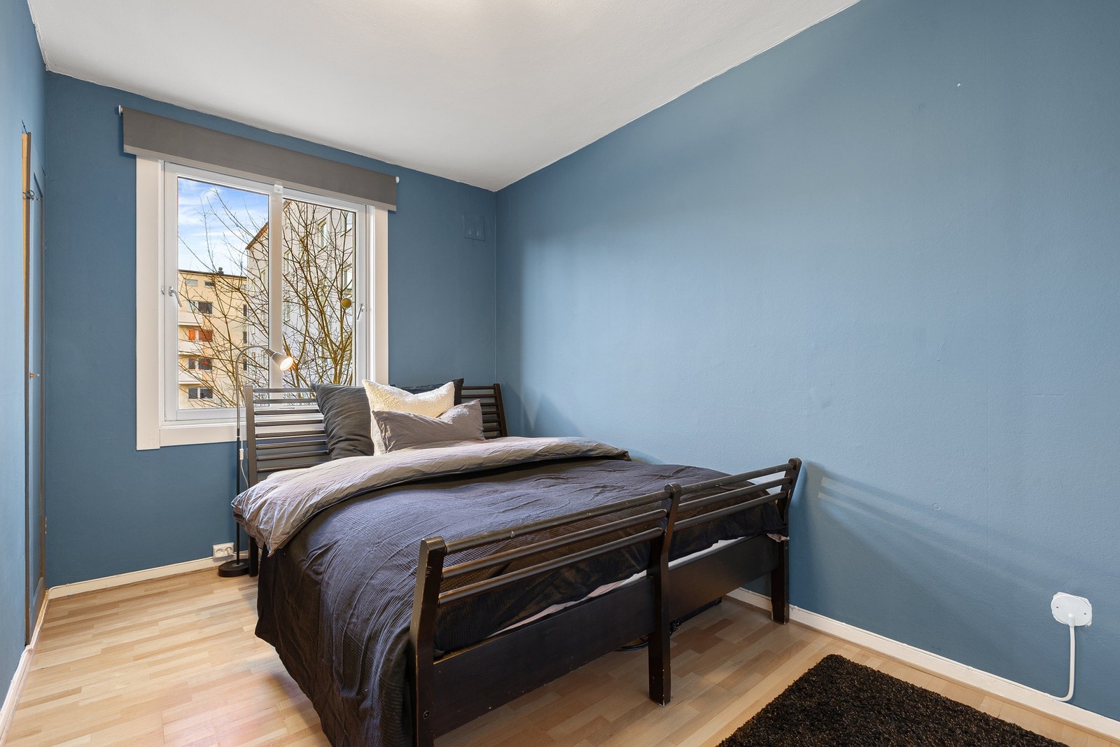 Soverommet er på hele 12,3 kvm og har god plass til seng av god størrelse, garderobeløsning og annet soveromsmøblement. Galleribilde