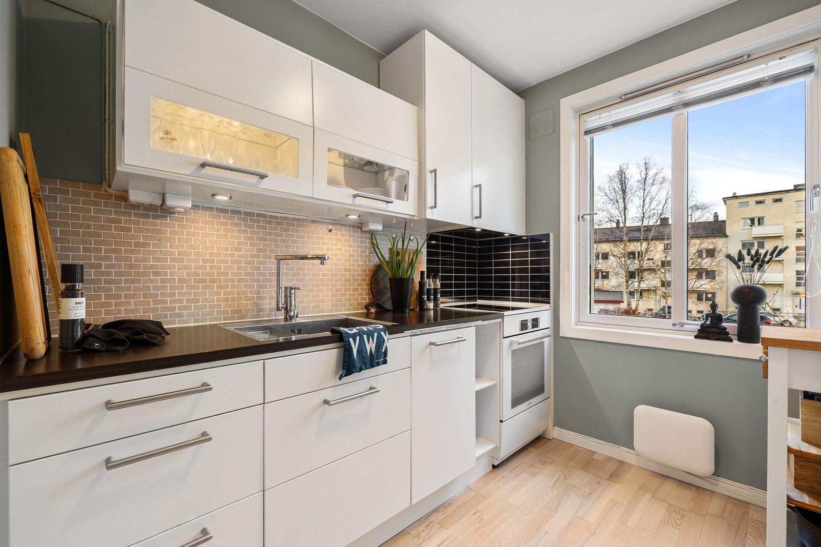 Kjøkkenet er fra 2010 og er innredet med plane fronter og laminerte benkeplater. Galleribilde