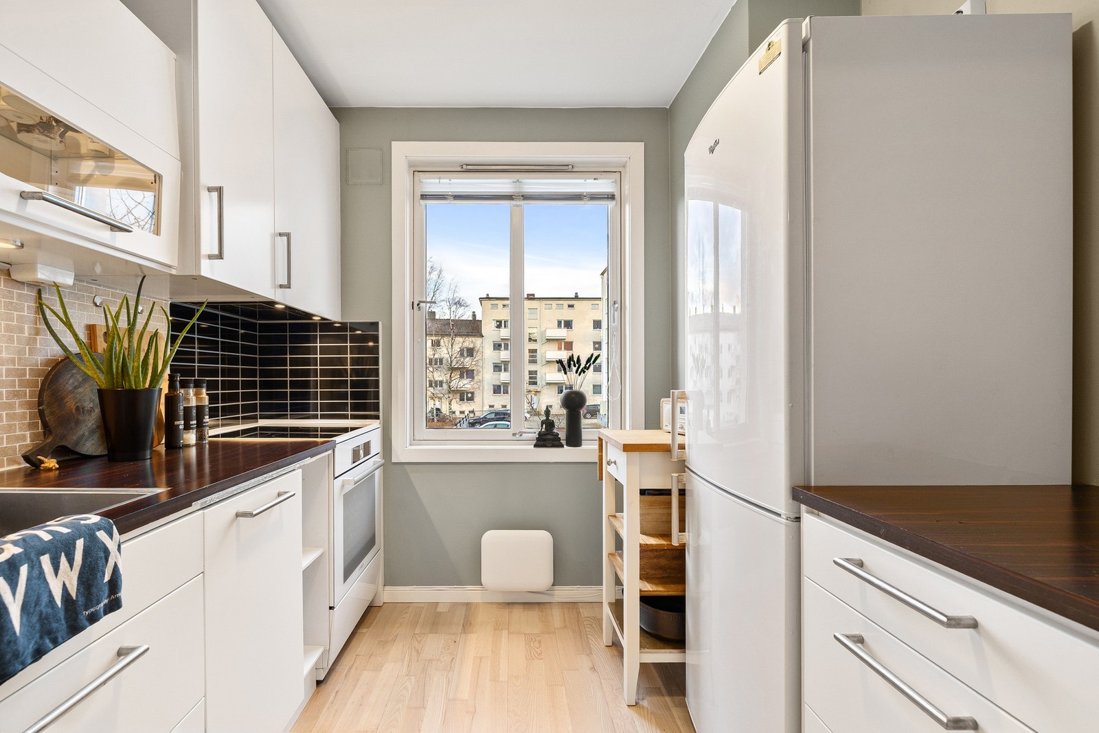 Kjøkkenets overflater og innredning holder en god standard og er vurdert til TG1 i tilstandsrapporten. Galleribilde