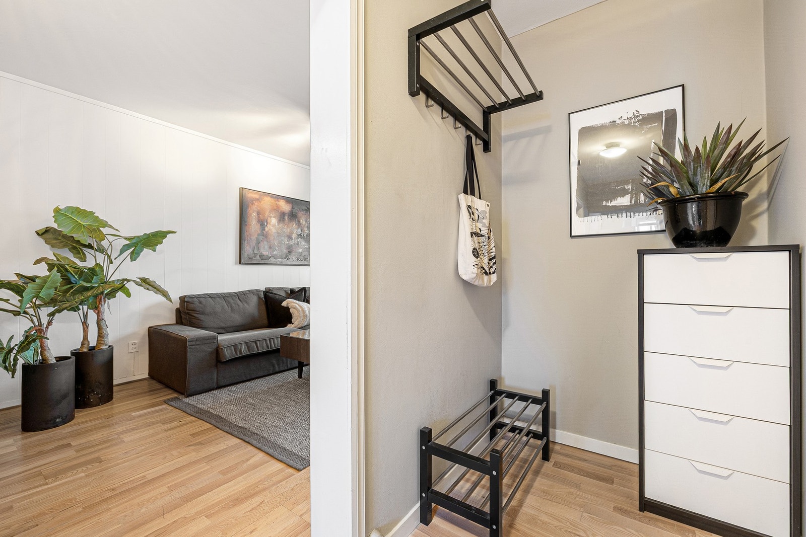 Entreen har godt med plass til oppbevaring av yttertøy- og sko. Galleribilde