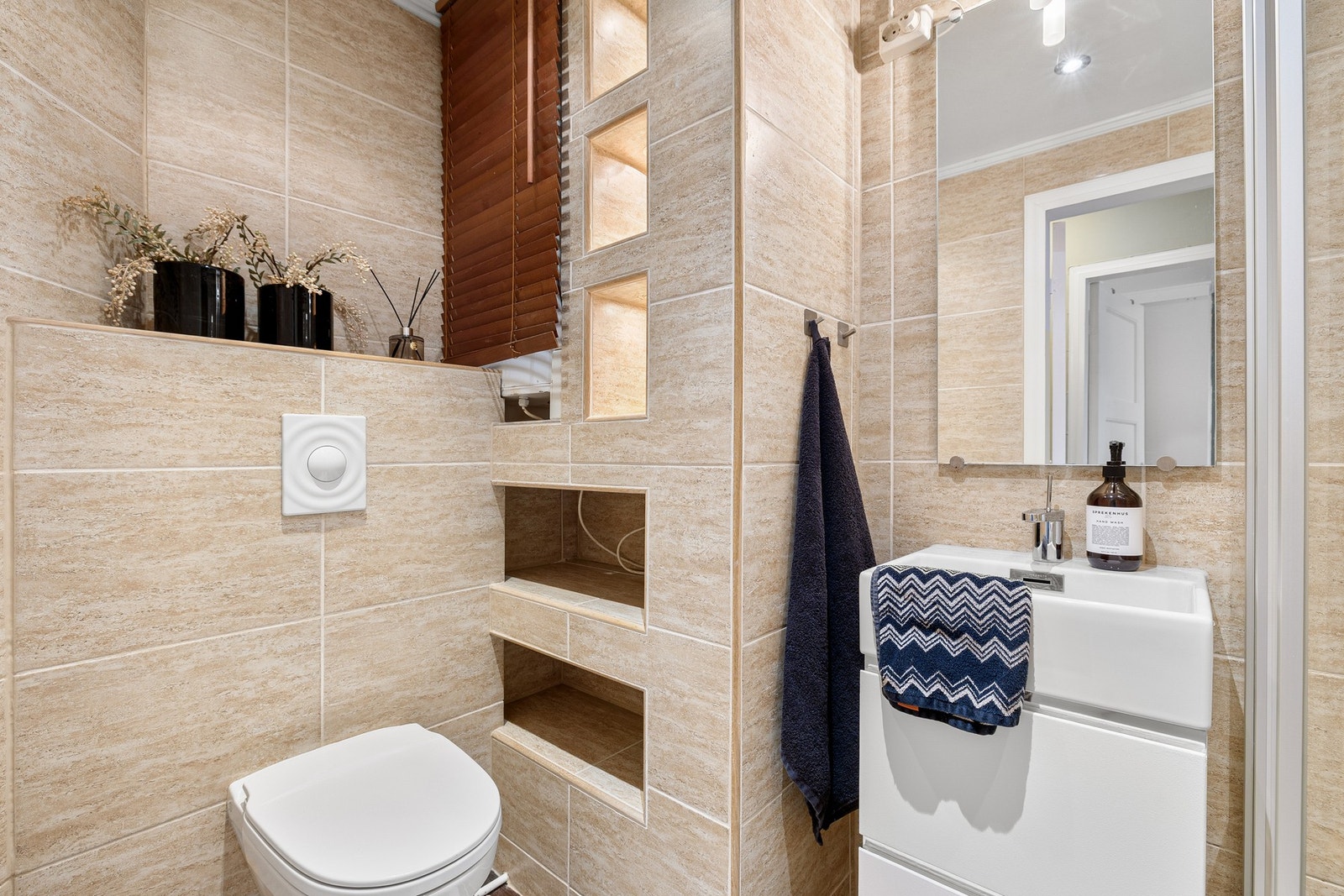 Ekstra oppbevaringsplass i innfelte og flislagte veggnisjer. Galleribilde