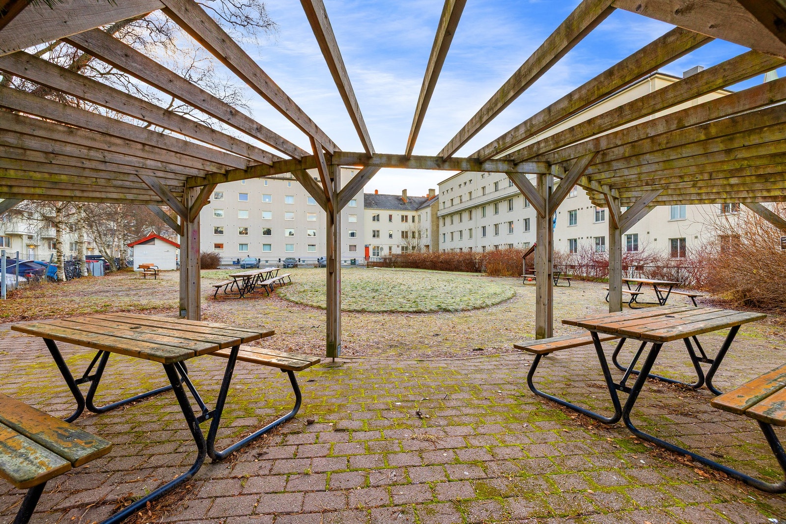 Bakgården er pent opparbeidet med gapahuk og større plenområder, og på sommerhalvåret oppleves området som både frodig og innbydende. Galleribilde