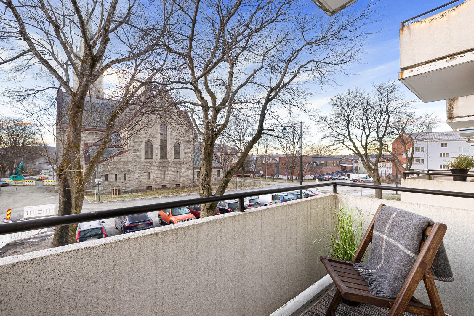 Fra stuen er det utgang til en trivelig balkong med utsikt mot Lademoen Kirke. Galleribilde