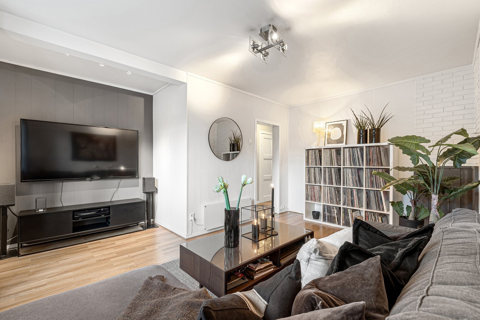 Leiligheten ligger i byggets 2. etasje og er godt hevet over bakkenivå. Galleribilde