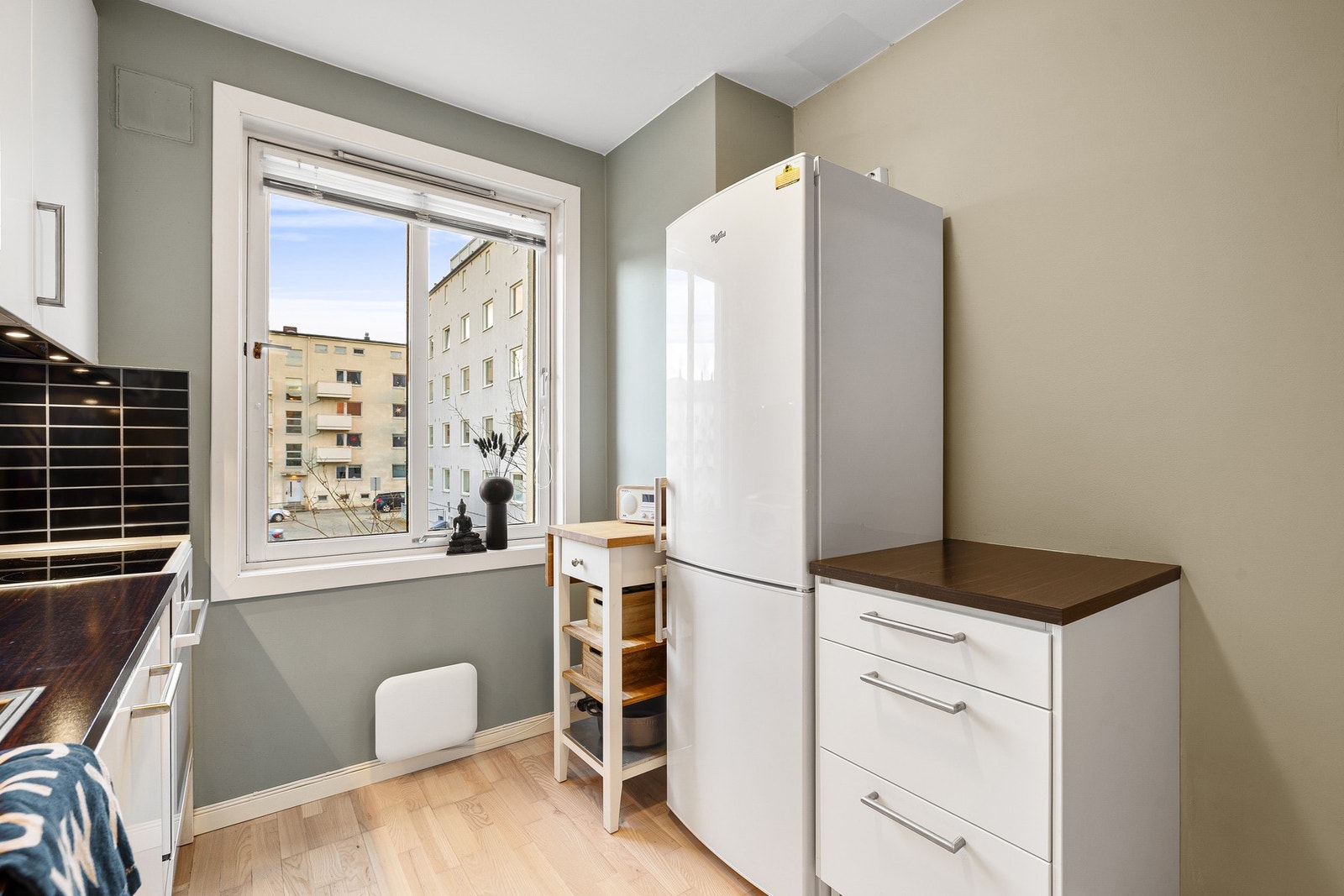 Det er montert en mindre benkereol på den ene veggen som gir ekstra skap- og benkeplass. Galleribilde