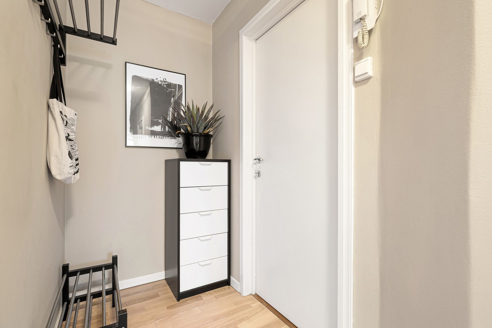 Velkommen inn! Her er også leilighetens porttelefon lokalisert. Galleribilde