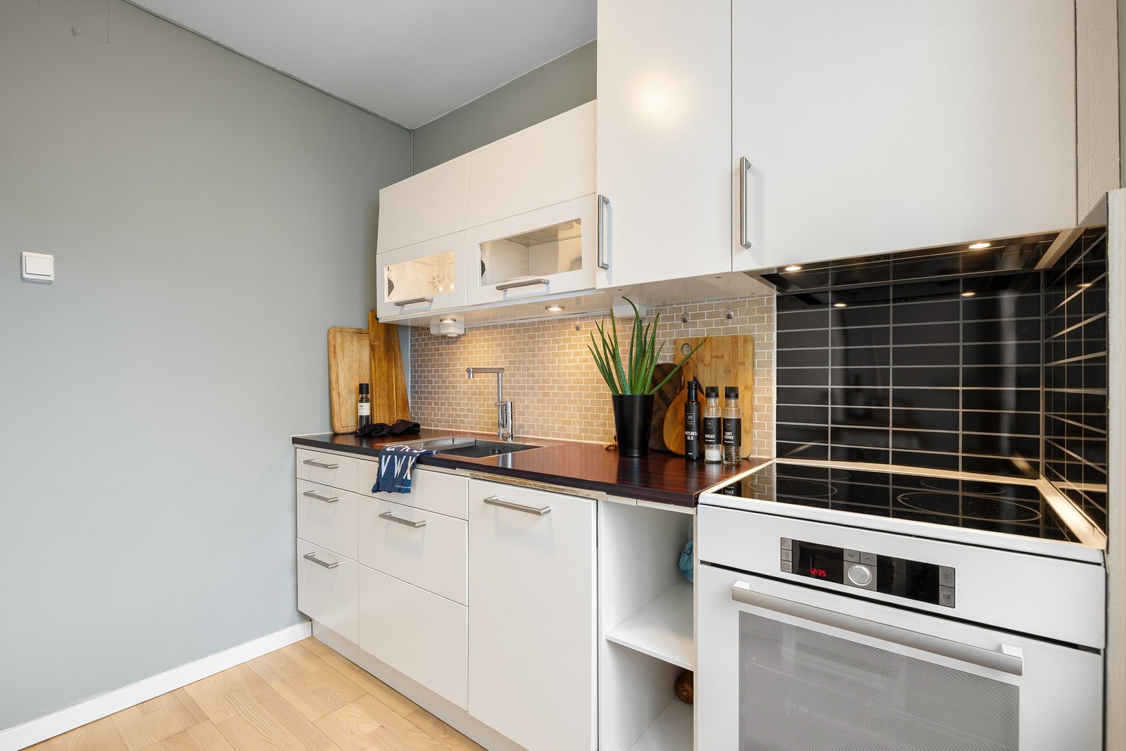 Kjøkkenventilator har avtrekk rett ut. Byggesakkyndig har vurdert avtrekket til TG1 i tilstandsrapporten. Galleribilde