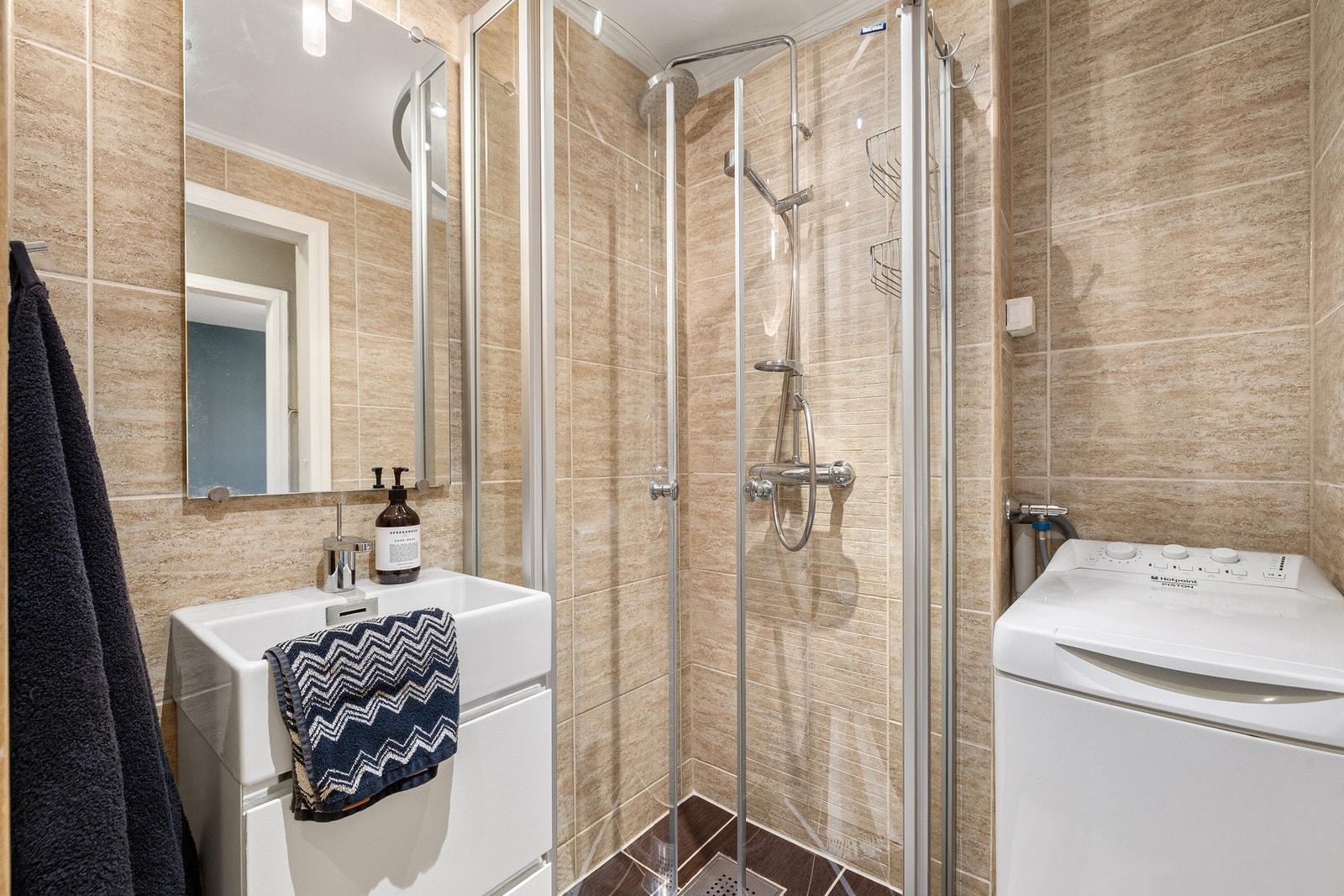 Badet er utstyrt med elektriske varmekabler i gulv, og kran/avløp for vaskemaskin. Galleribilde