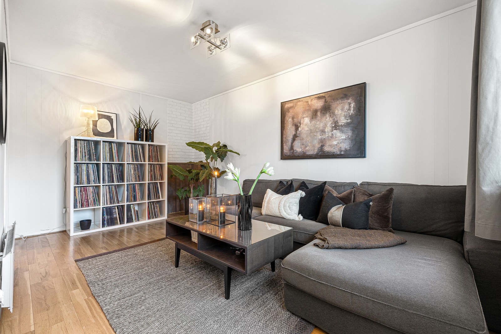 Stuen er på 16,7 kvm og har god plass til ulikt møblement. Galleribilde