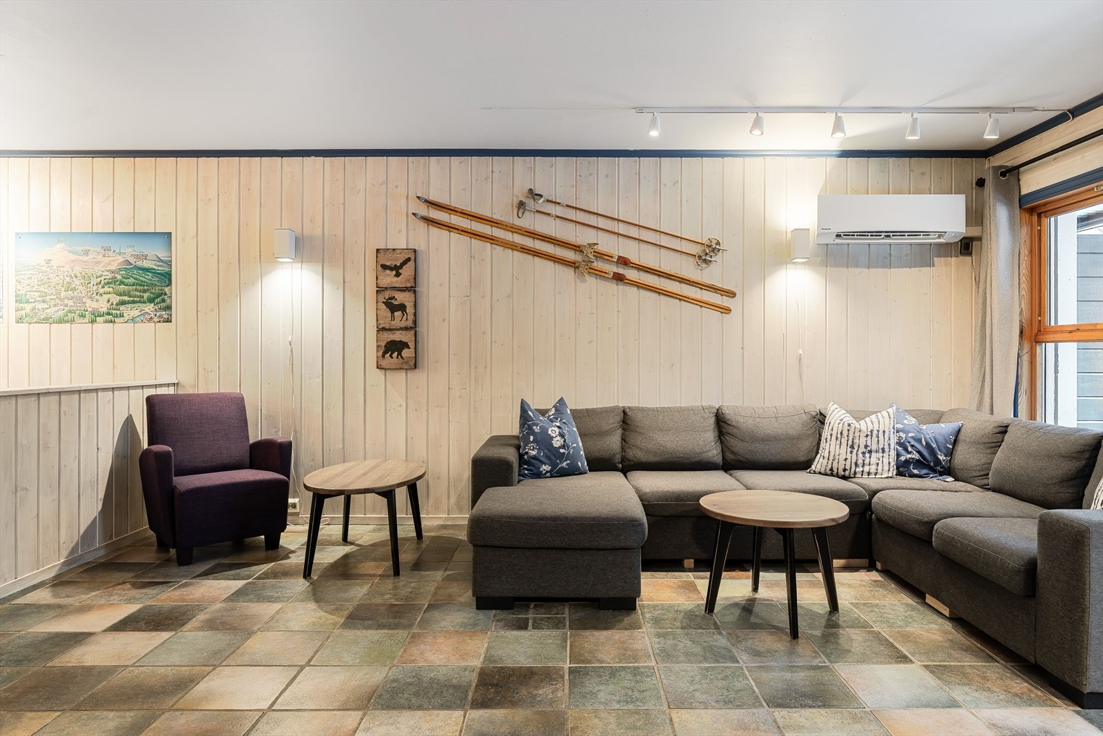 Flislagt gulv og trepanel på veggene. Det er montert varmepumpe og rikelig med belysning. Galleribilde