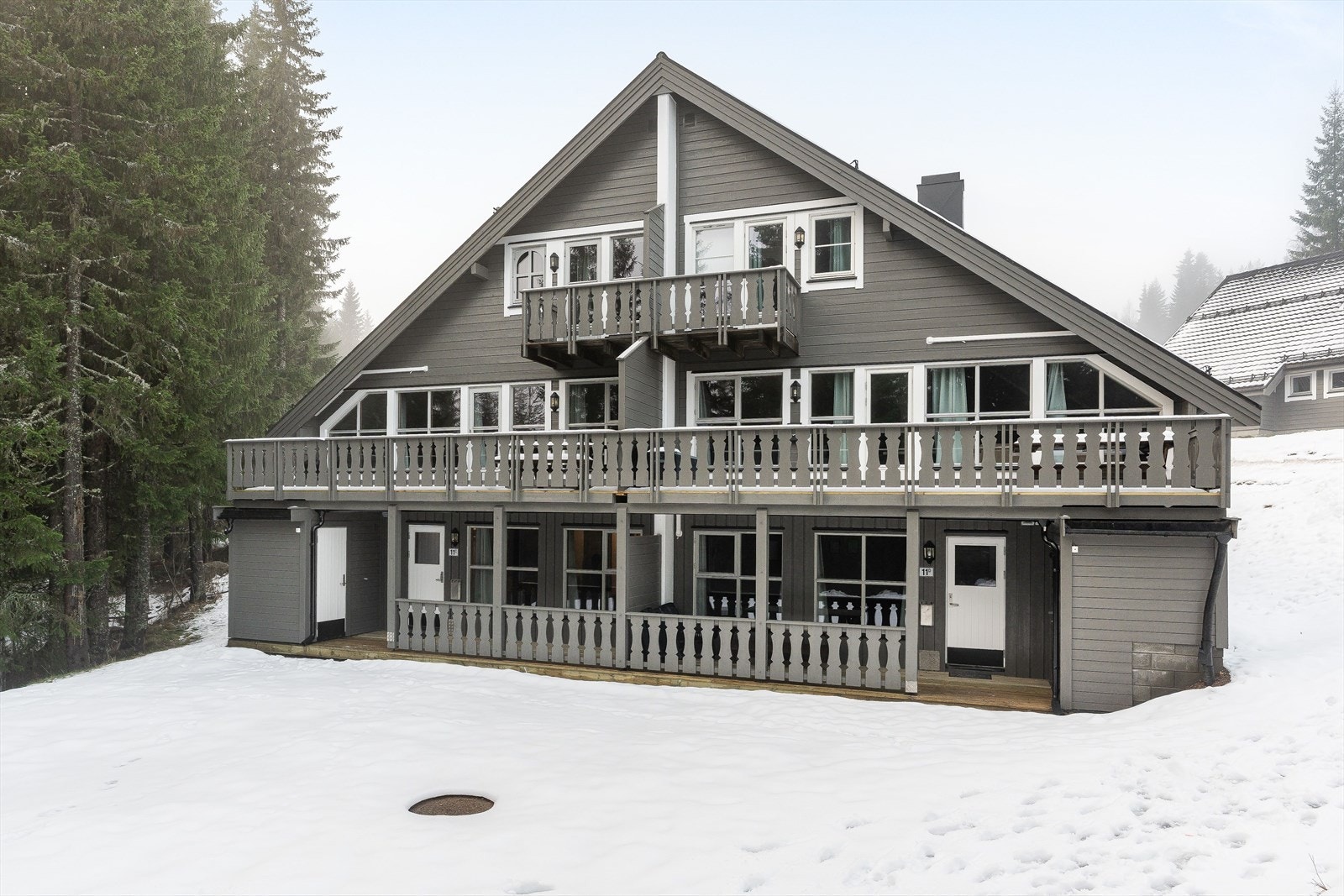 Leiligheten ligger i en 4-mannsbolig som er en del av sameiet Bakkebygrenda, som består av til sammen 12 bygg. Galleribilde