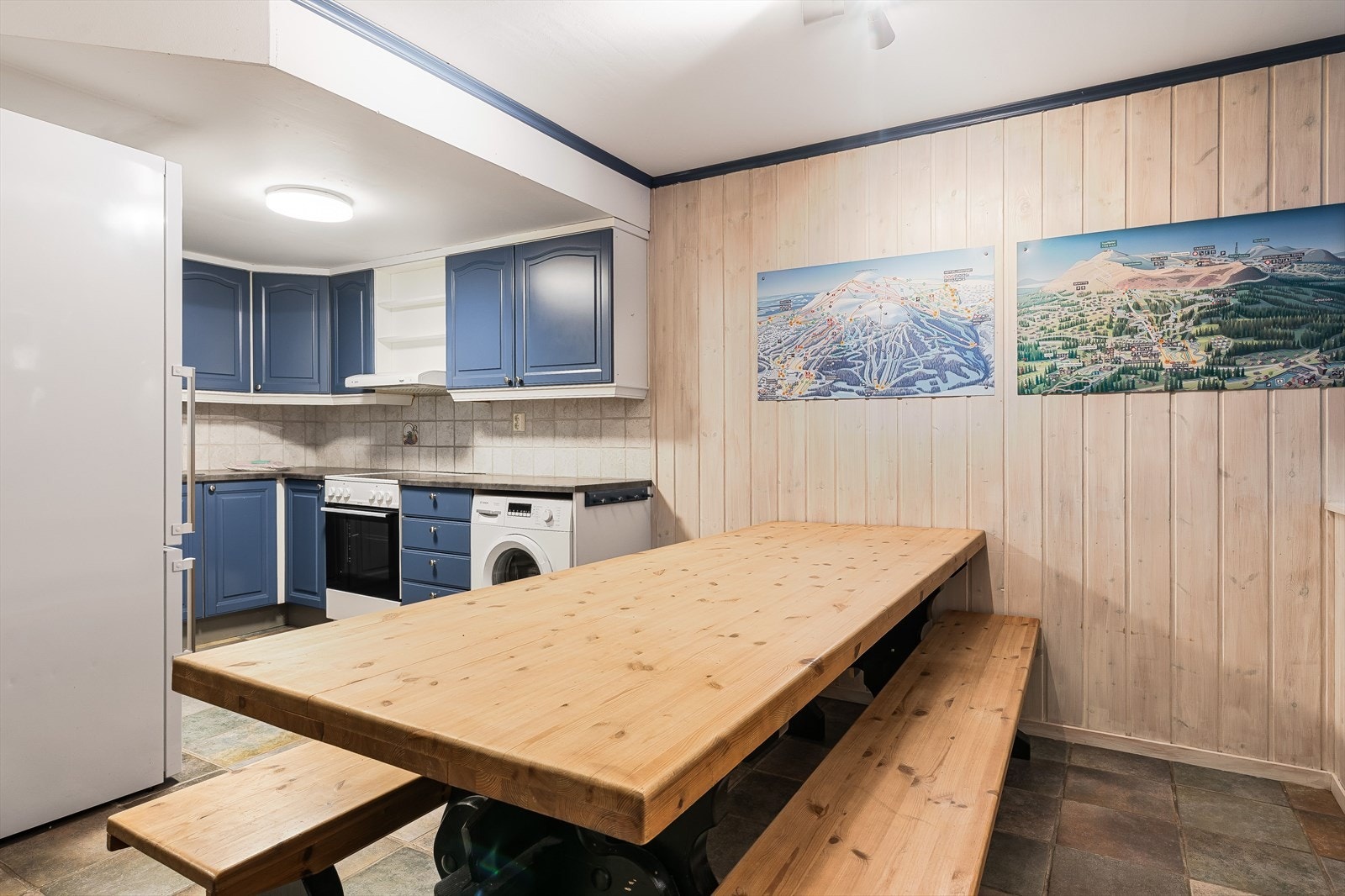 Kjøkkenet ble fornyet i 2020 og har åpen løsning for hvitevarer som kjøleskap, komfyr, oppvaskmaskin og vaskemaskin. Galleribilde