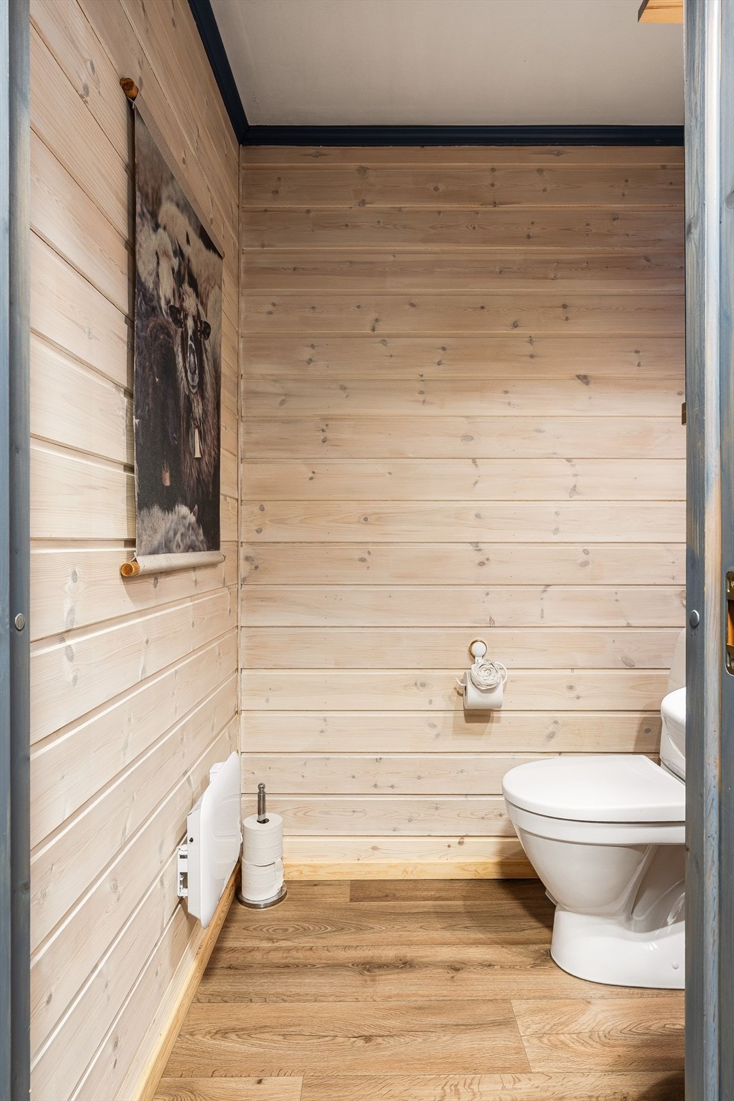 Separat toalettrom med toalett og servant på innredning. Galleribilde