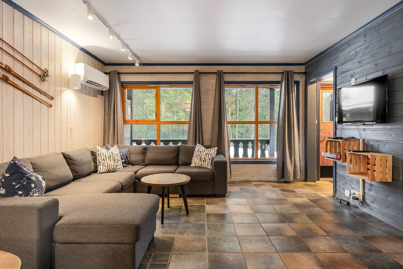 Stuen er av god størrelse, med god plass til sofagruppe, stuebord og tv-møblement. Galleribilde