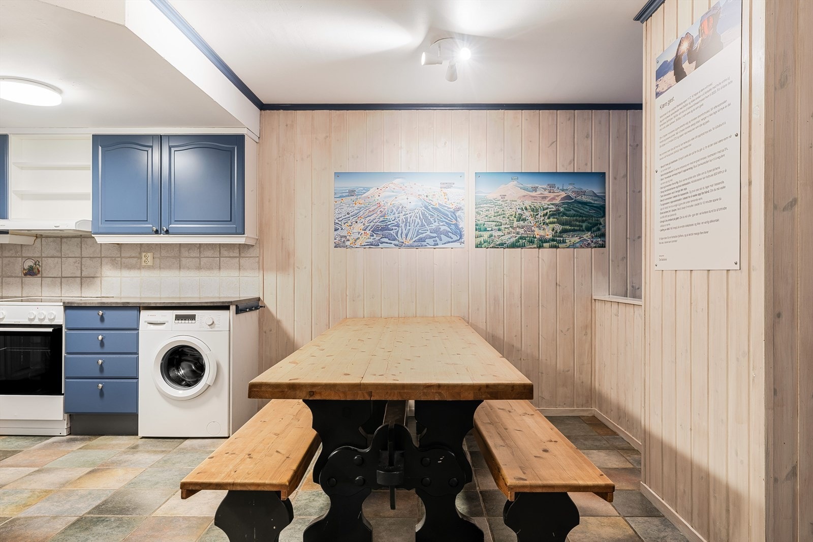 I tilknytning til kjøkkenet er det god plass til romslig spisebord for mange hyggelige måltider. Galleribilde