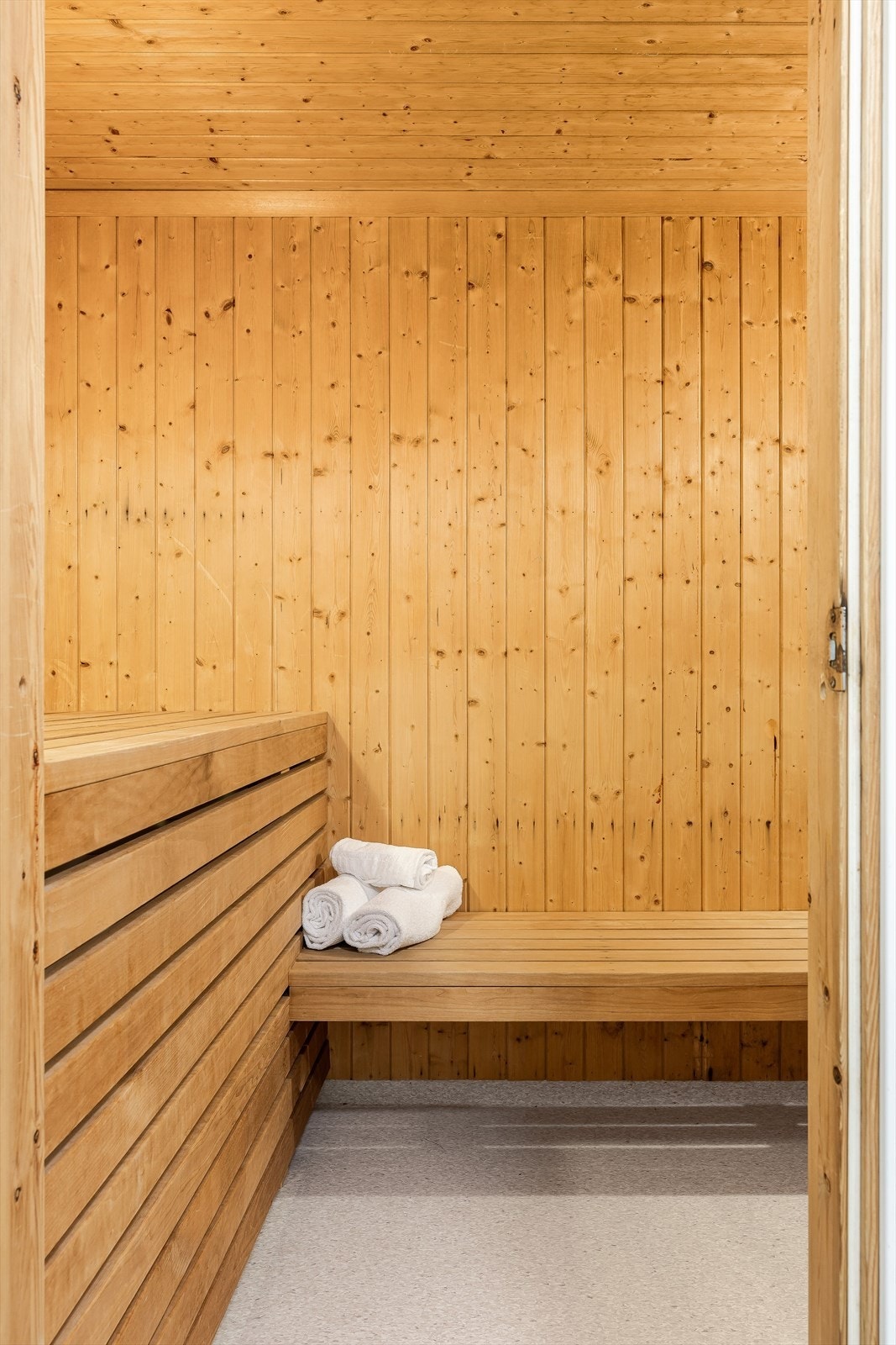 Fra baderommet er det adgang til en badstue med plassbygde benker. Galleribilde