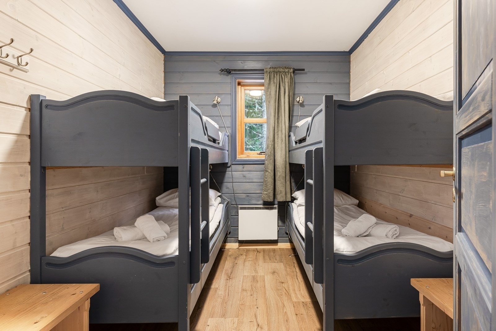 Soverom 3 har 4 sengeplasser fordelt på 2 sengekøyer. Oppvarming av alle soverom med panelovner. Galleribilde