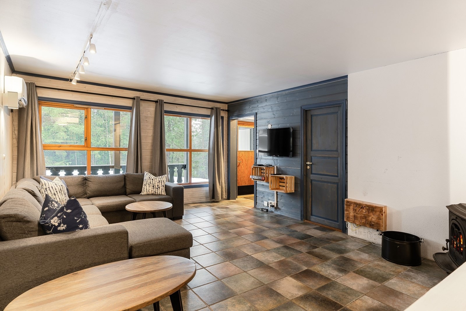 Leiligheten varmes blant annet opp med vedfyring, som gir en god og lun varme på ekstra kalde vinterdager. Galleribilde