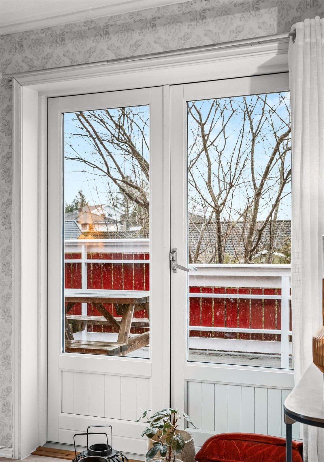 Døren til terrassen slipper inn godt med lys og visker ut skillet mellom inne og ute. Galleribilde