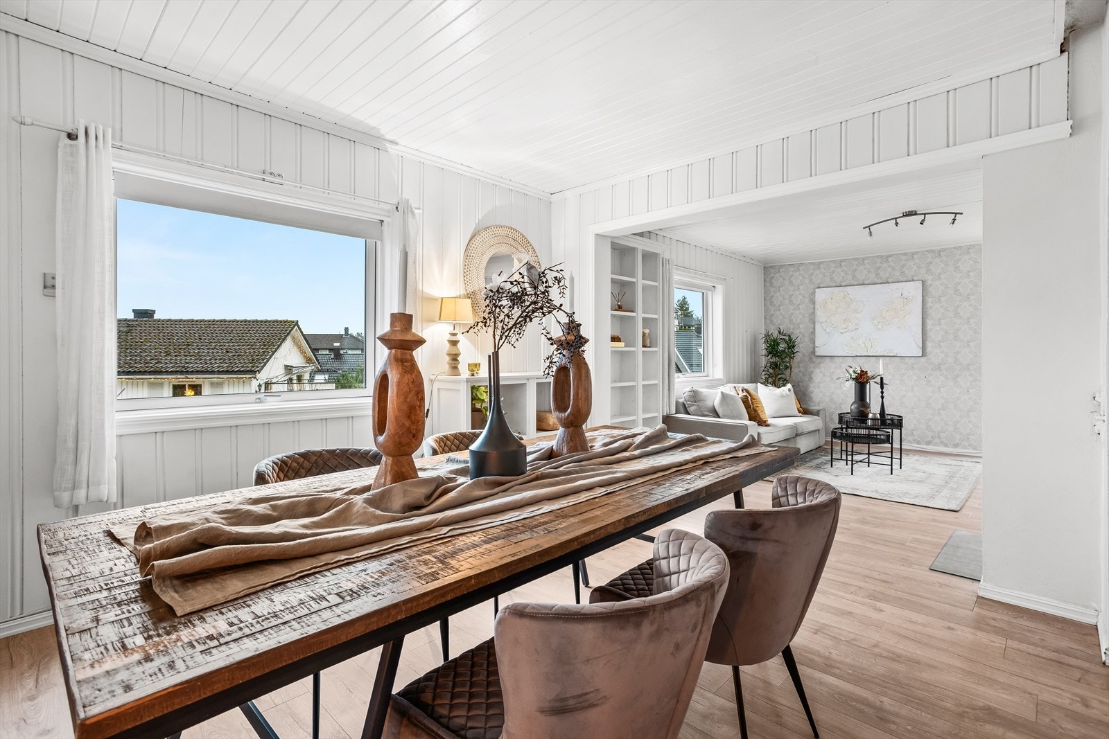 Store vindusflater gir godt med naturlig lys til begge stuene. Galleribilde