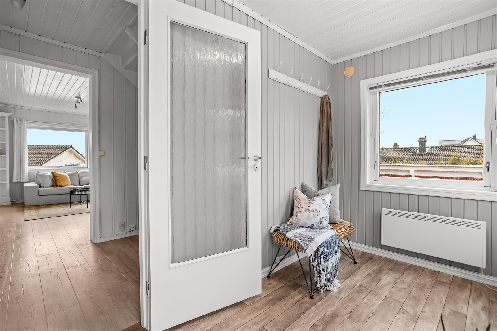 Fra entreen ledes du videre inn i en romslig hall. Galleribilde