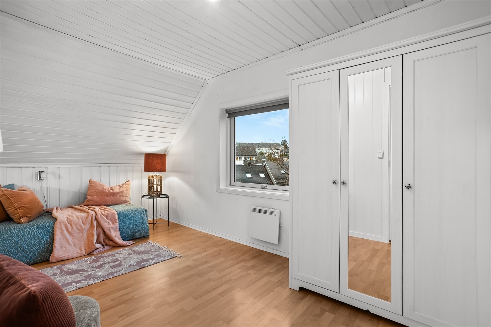 Vinduene i loftsetasjen slipper inn godt med dagslys. Galleribilde