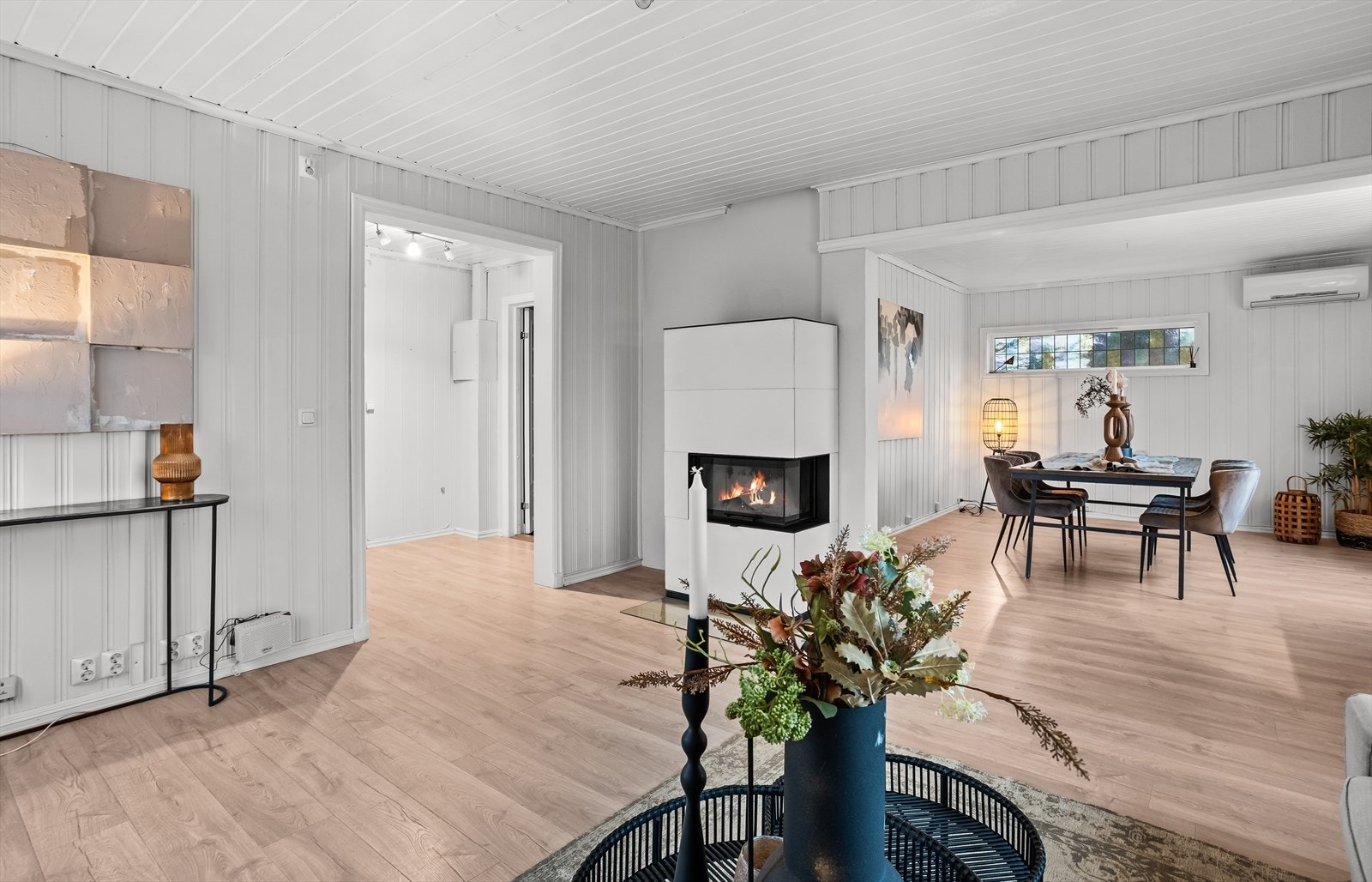 Boligen har to stuer i åpen løsning, noe som gir en luftig følelse og fleksible møbleringsmuligheter. Galleribilde