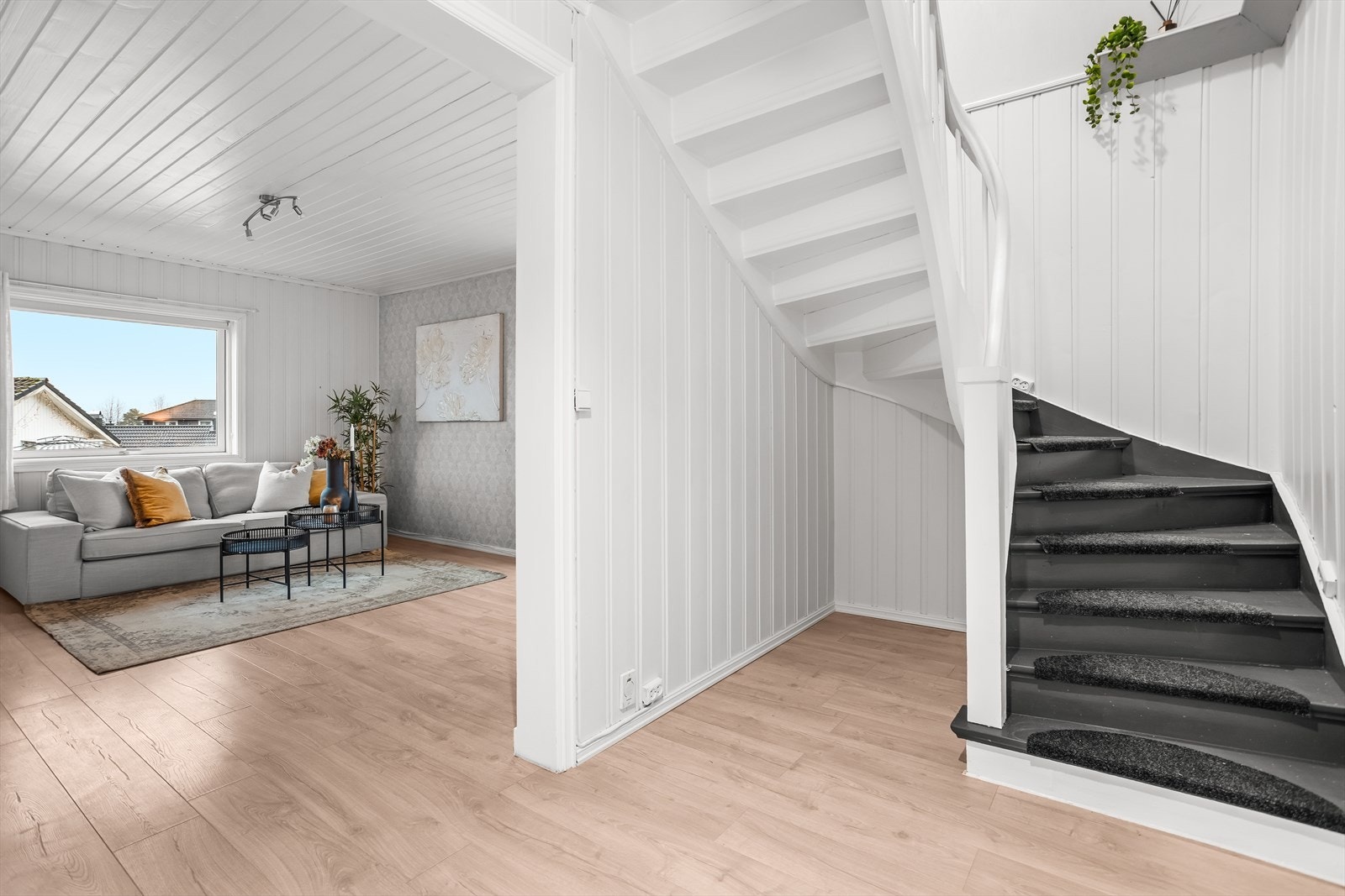 Den solide tretrappen leder opp til boligens loftsetasje. Galleribilde