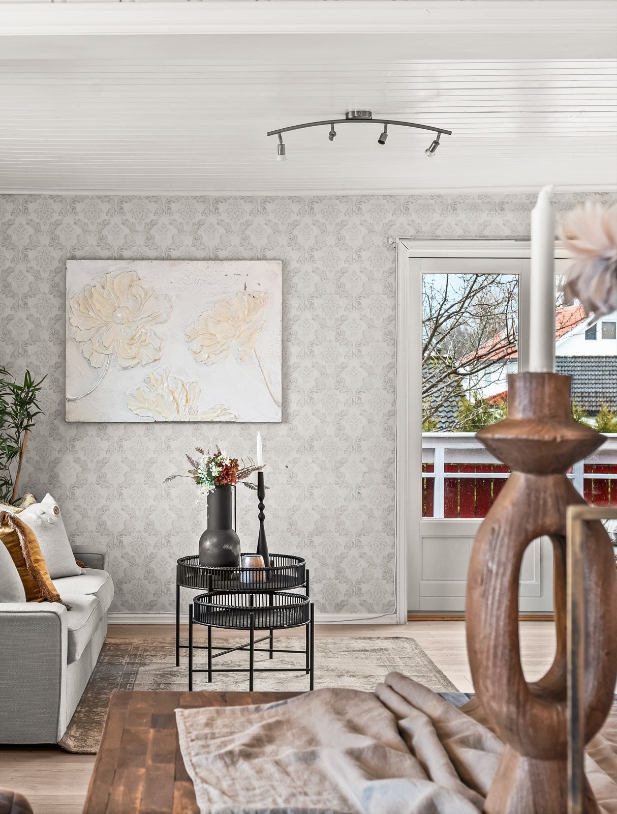 Tapetserte fondvegger gir karakter til rommet. Galleribilde
