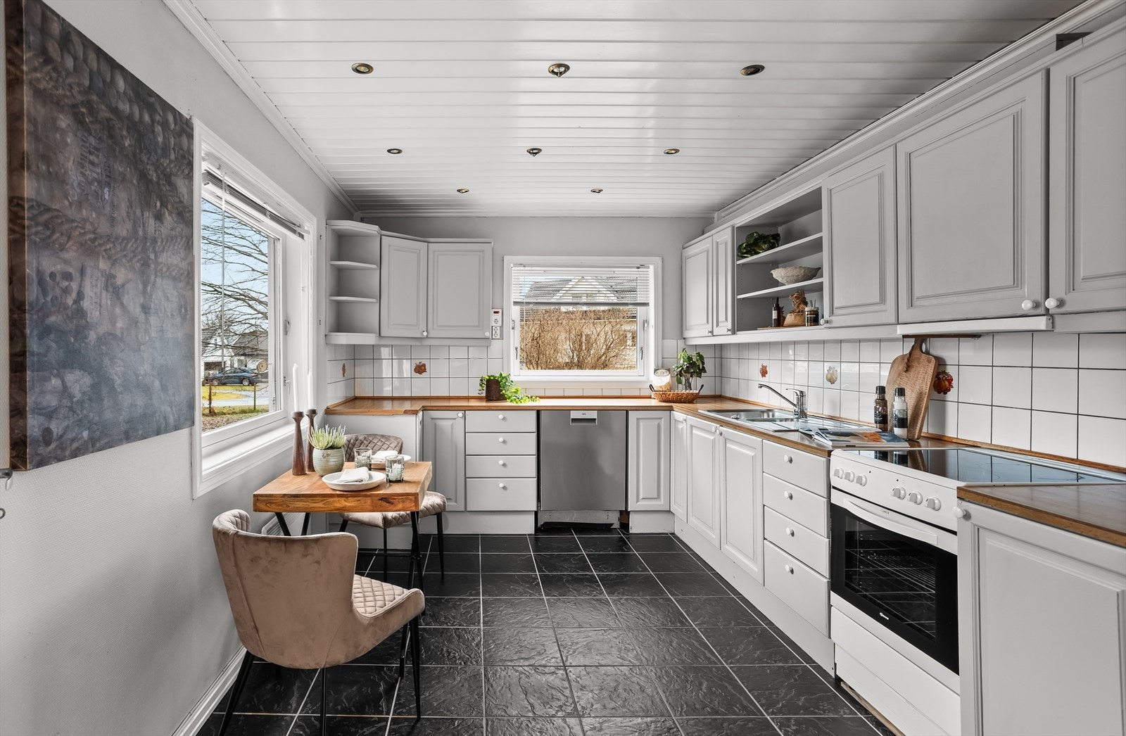 Separat kjøkken med en praktisk innredning som gir godt med arbeidsflate. Galleribilde