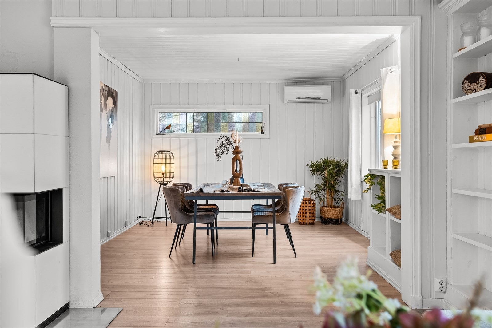 Detaljer som farget glass i vinduet gir boligen særpreg. Galleribilde