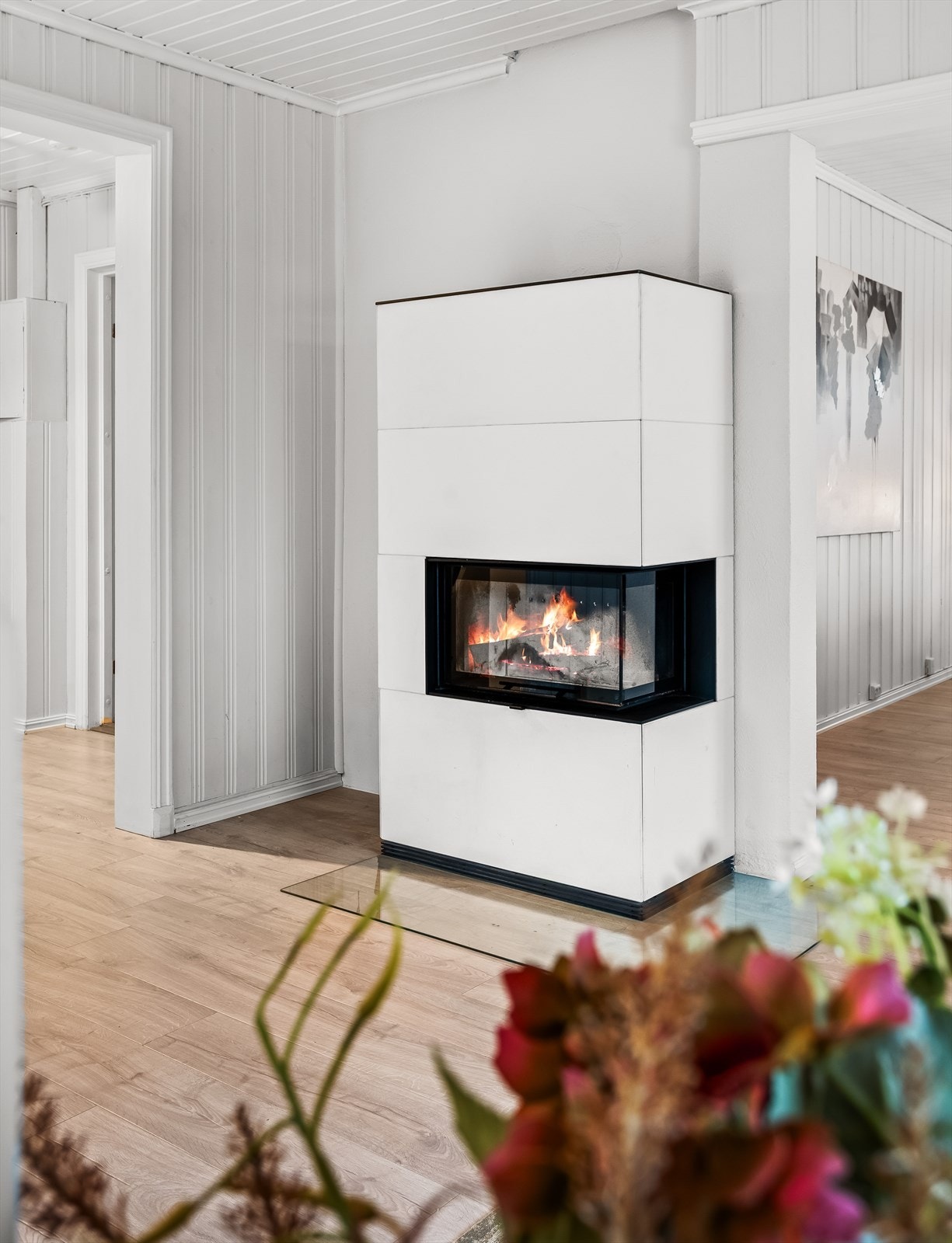 En moderne peisovn er sentralt plassert og gir god varme på kalde dager. Galleribilde