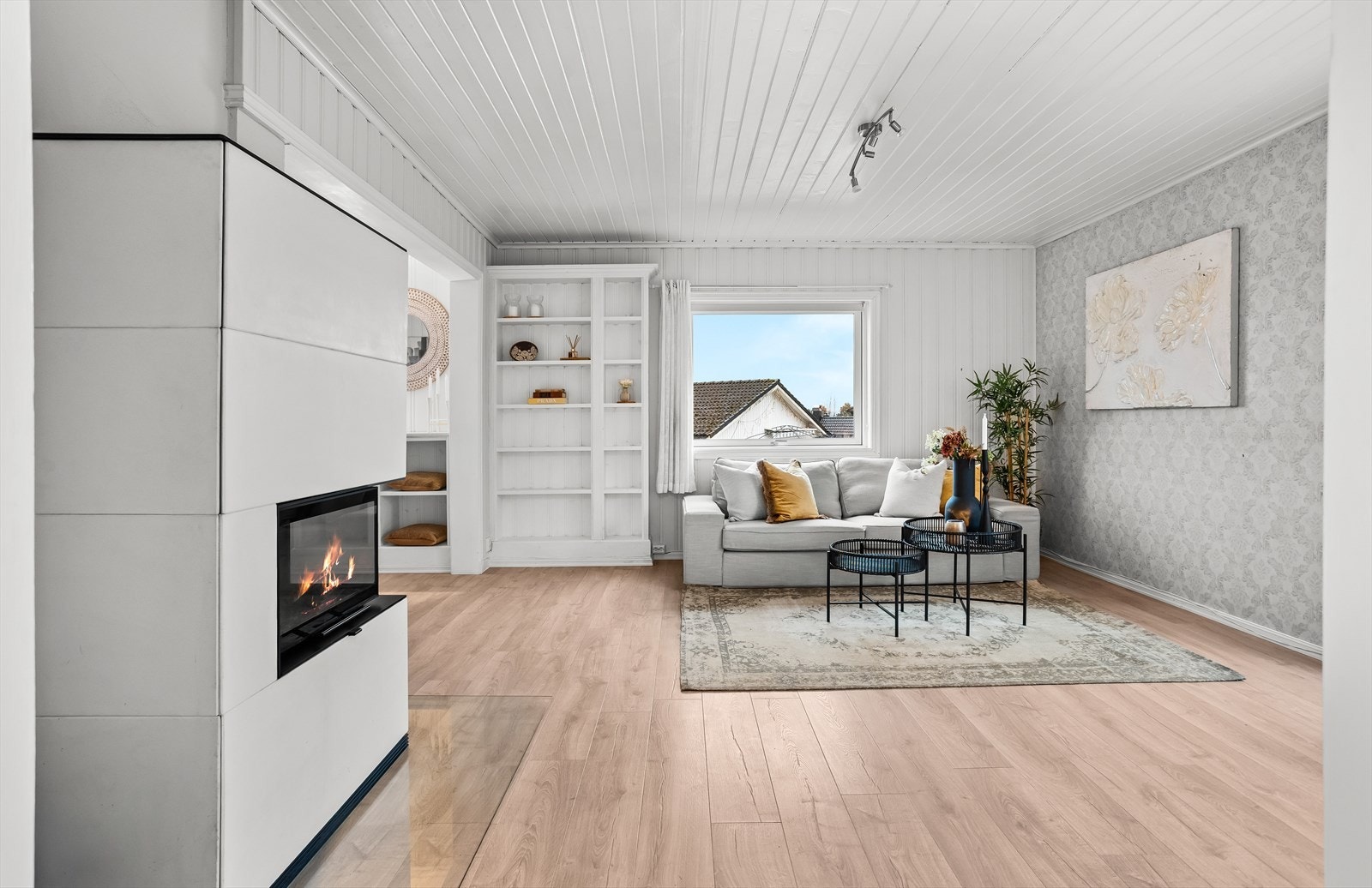 Ildstedet kan nytes fra begge sonene og skaper et naturlig samlingspunkt. Galleribilde