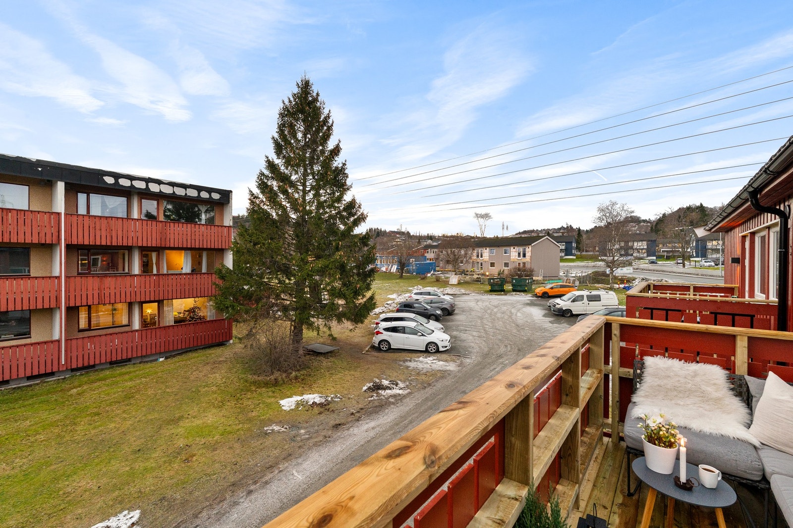 Boligen ligger i 2. etasje som gir lite innsyn og fin utsikt over fellesarealer. Galleribilde