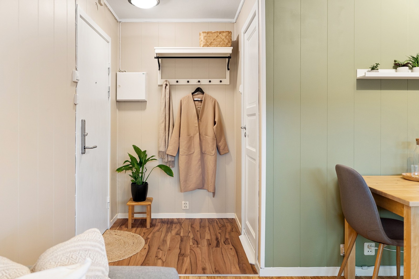 Entre med god plass til sko- og klesoppheng. Galleribilde