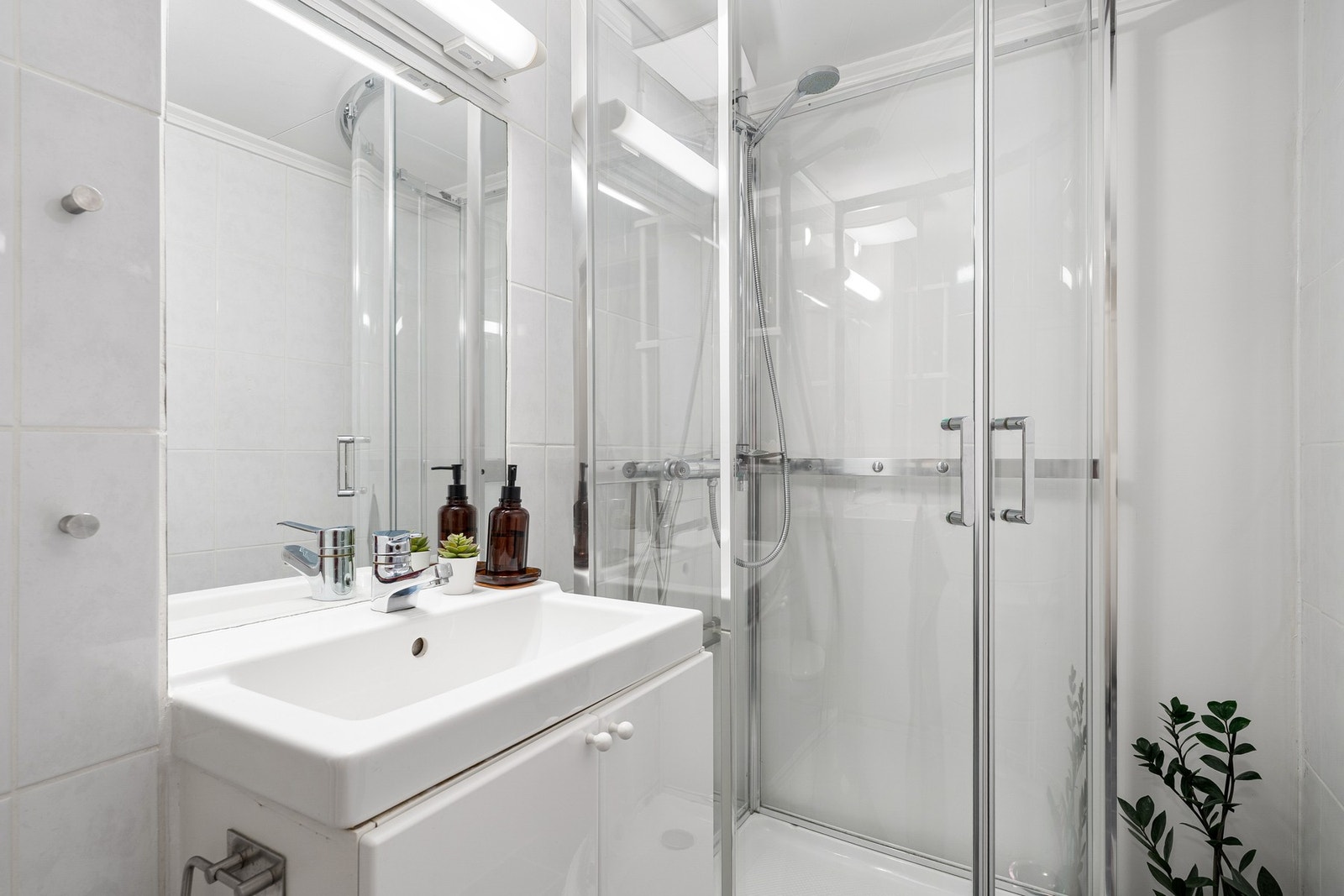 Badet er innredet med dusjkabinett og gulvmontert toalett. Galleribilde