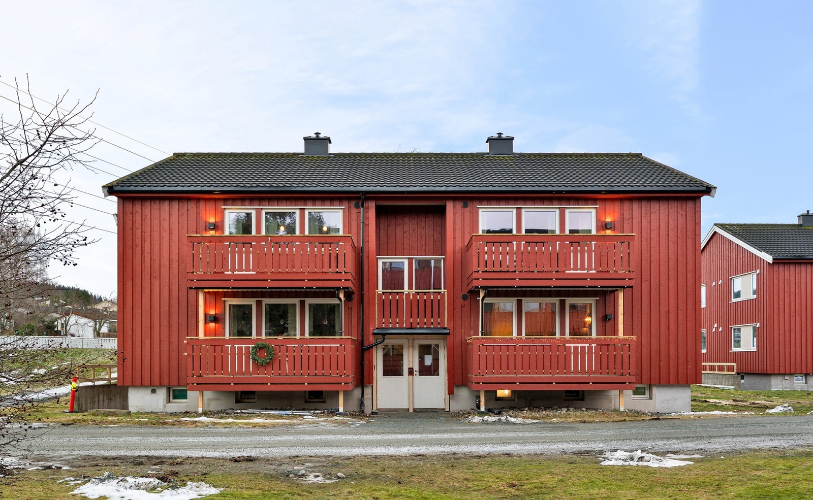 Boligen ligger fint til i feltet med nærhet til "alt" Galleribilde