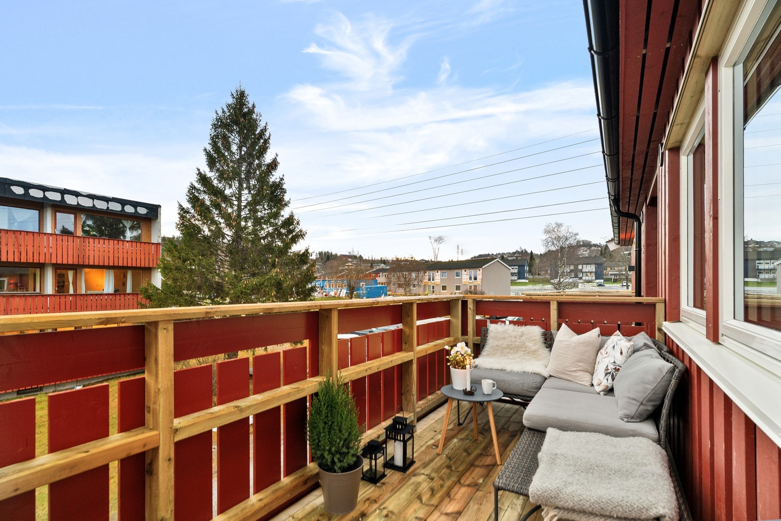 Balkongen måler 7 m² som gir god plass til utemøblement. Galleribilde