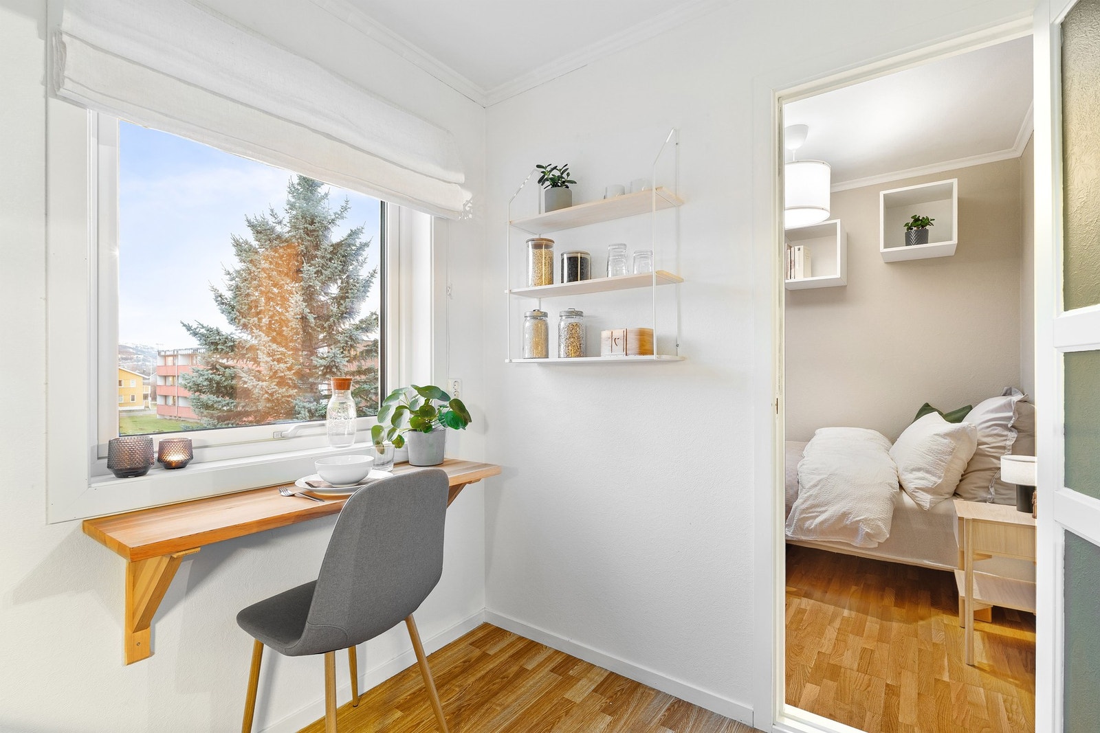 Store vindusflater bidrar til rikelig med naturlig lysinnslipp. Galleribilde