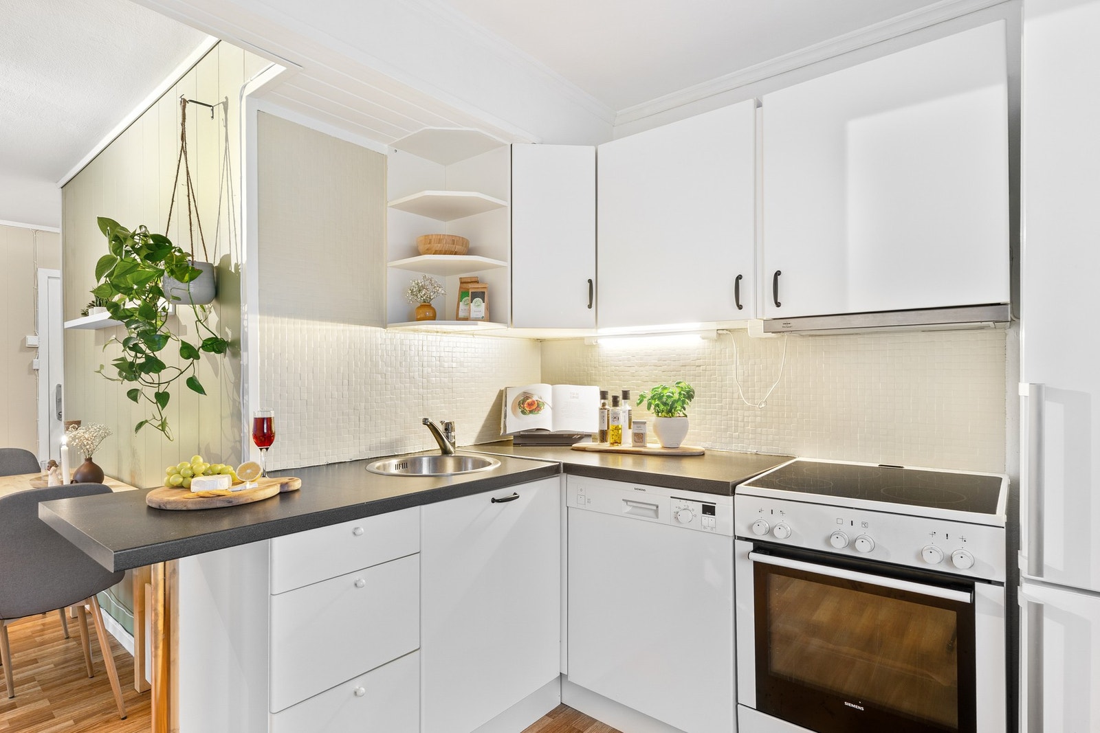 Kjøkkenet er utstyrt med frittstående hvitevarer. Galleribilde