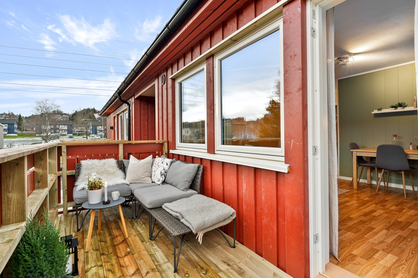 Fra stuen er det utgang til boligens balkong. Galleribilde