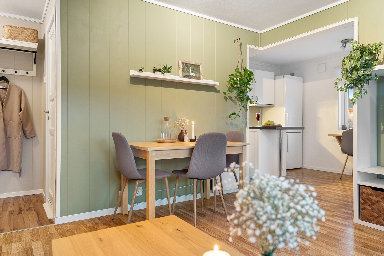 I enden av stuen er det plass til en koselig spisestue. Galleribilde