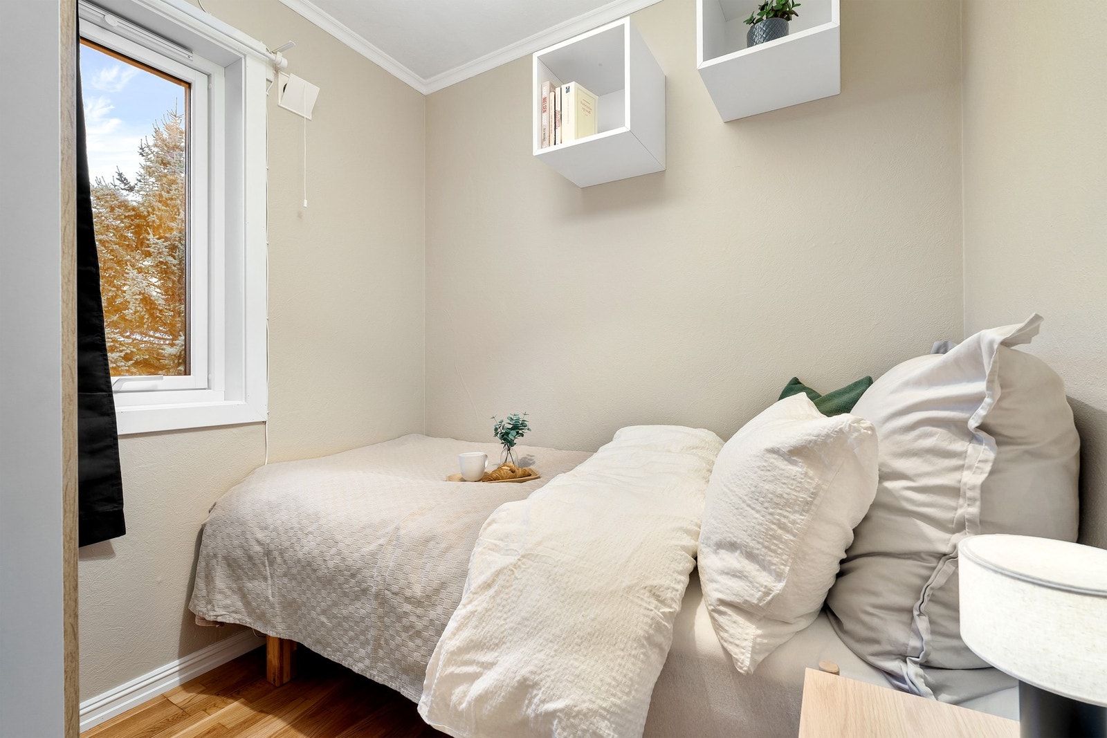 Soverommet måler 4 m² med plass ønsket seng og tilhørende møblement. Galleribilde