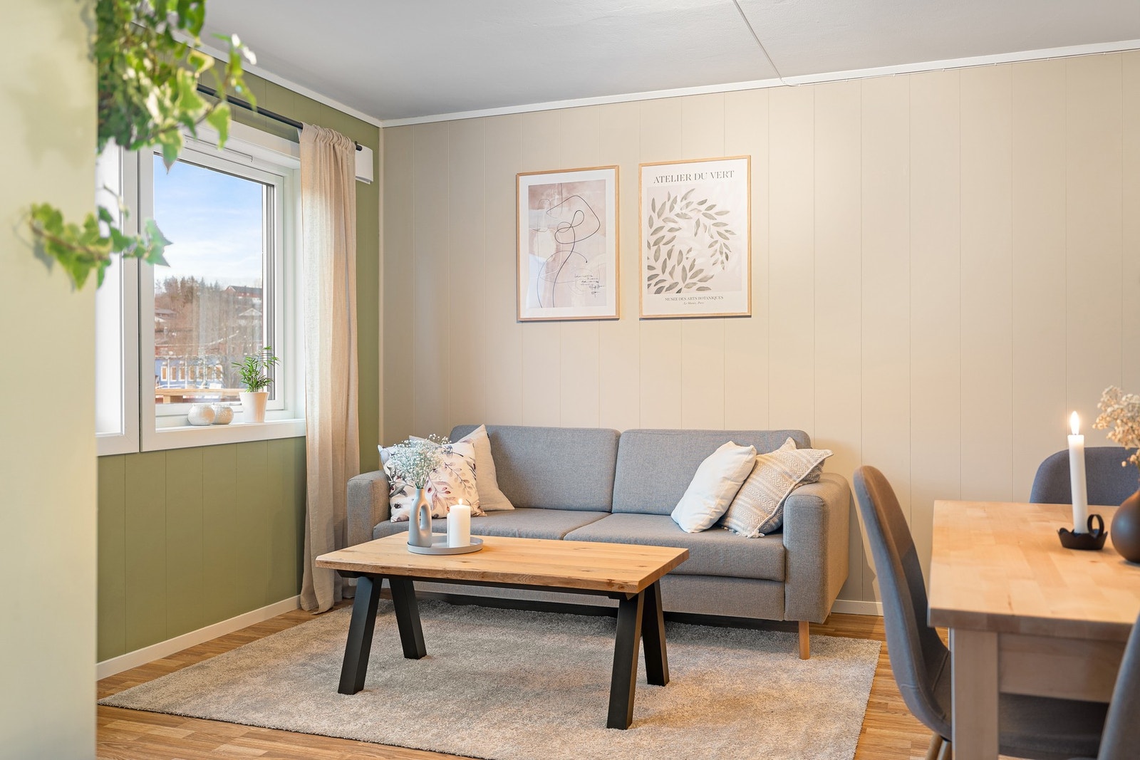 Stuen har en gunstig planløsning som er enkel å møblere etter eget ønske. Galleribilde