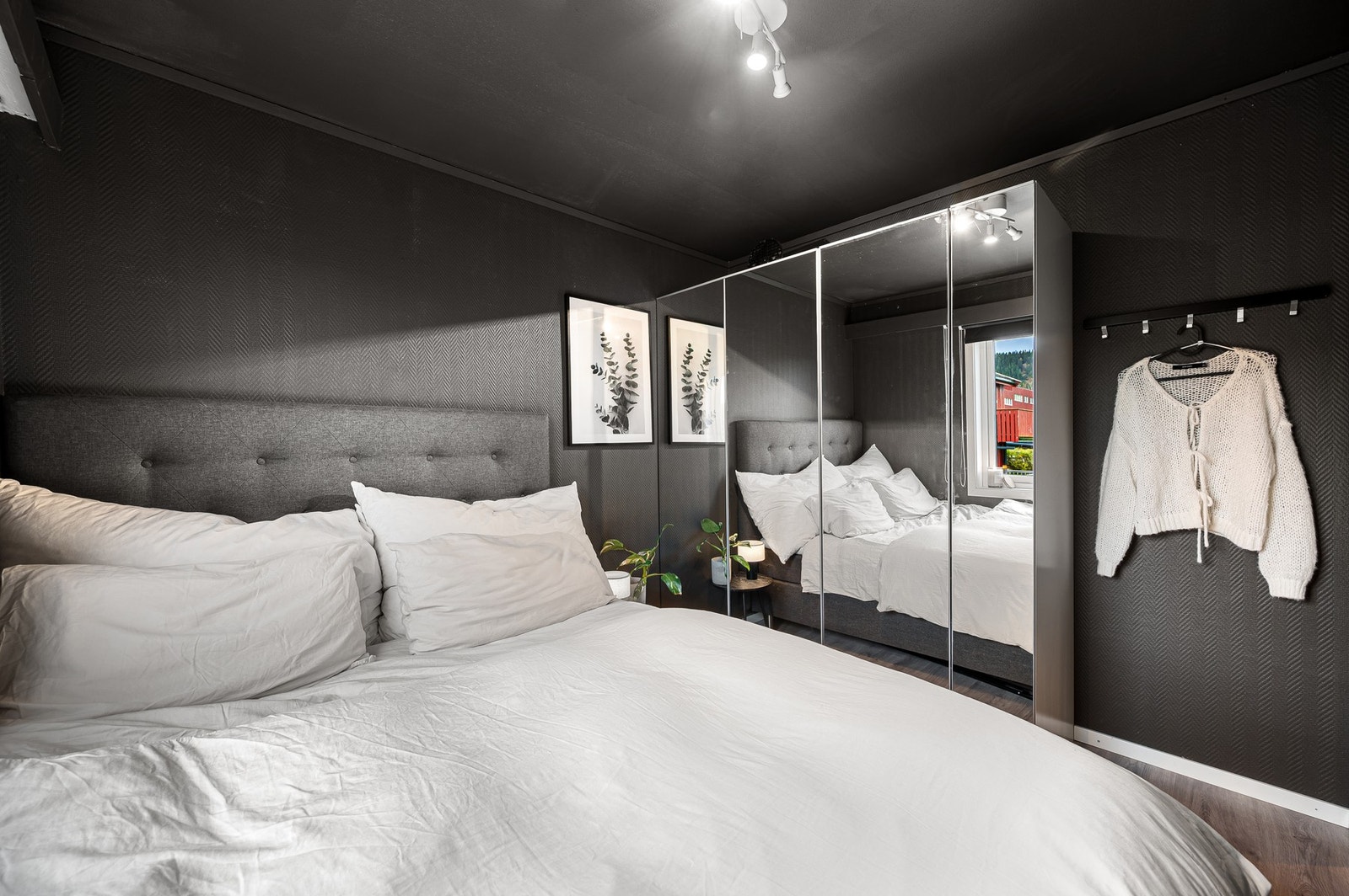 Soverommet er utstyrt med en praktisk garderobeløsning. Galleribilde