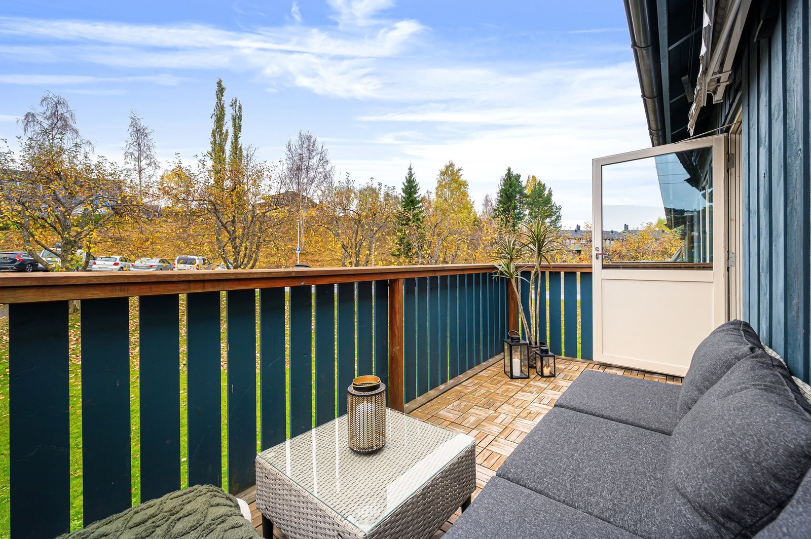 Fra balkongen har man utsikt mot felles grøntarealer. Galleribilde