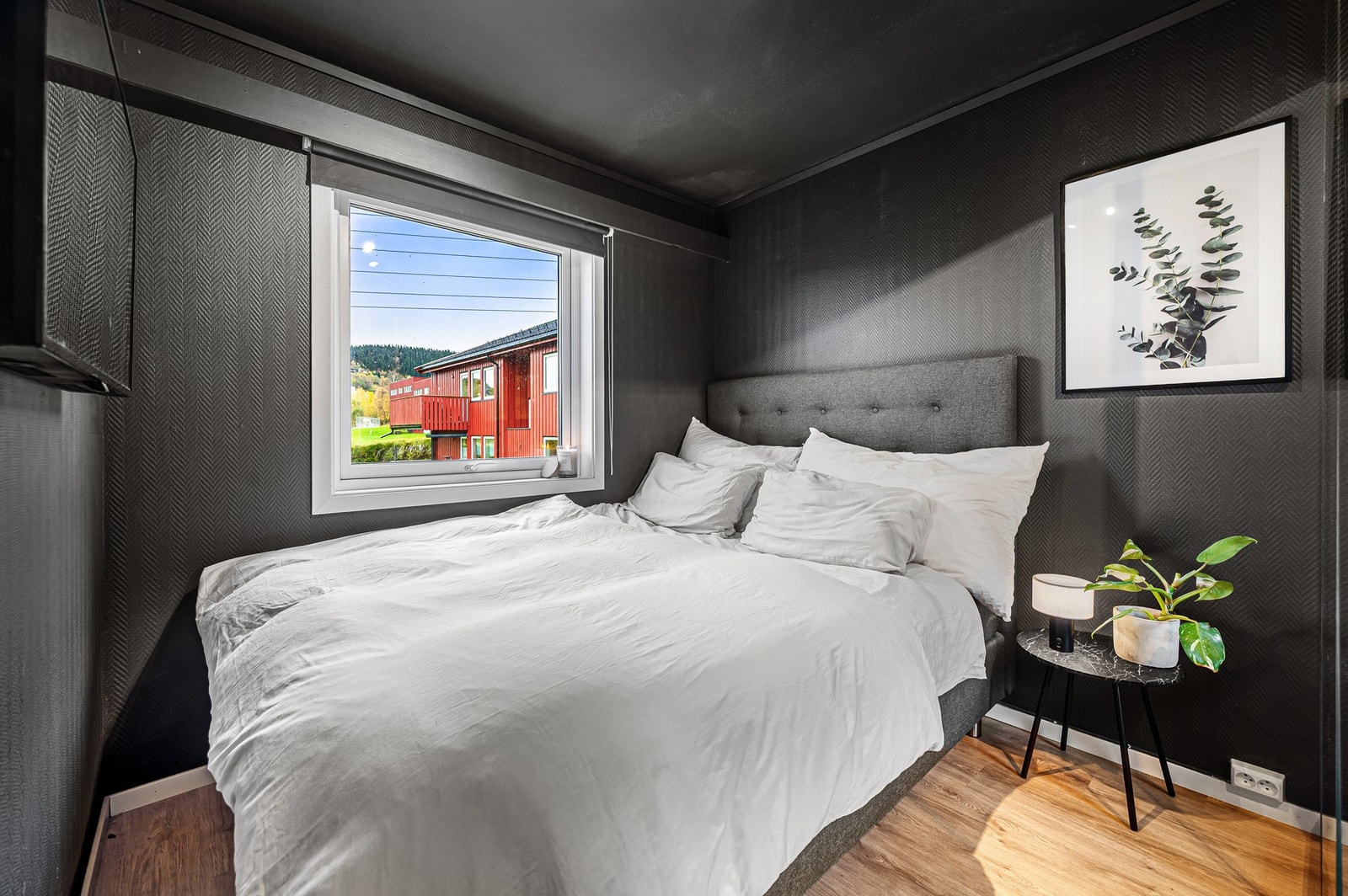 Romslig soverom på 7 m² med god plass til ønsket seng. Galleribilde