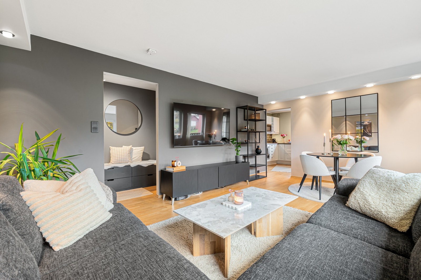 Leiligheten har en fin planløsning med god plass til ønsket sofagruppe og tilhørende møblement. Galleribilde