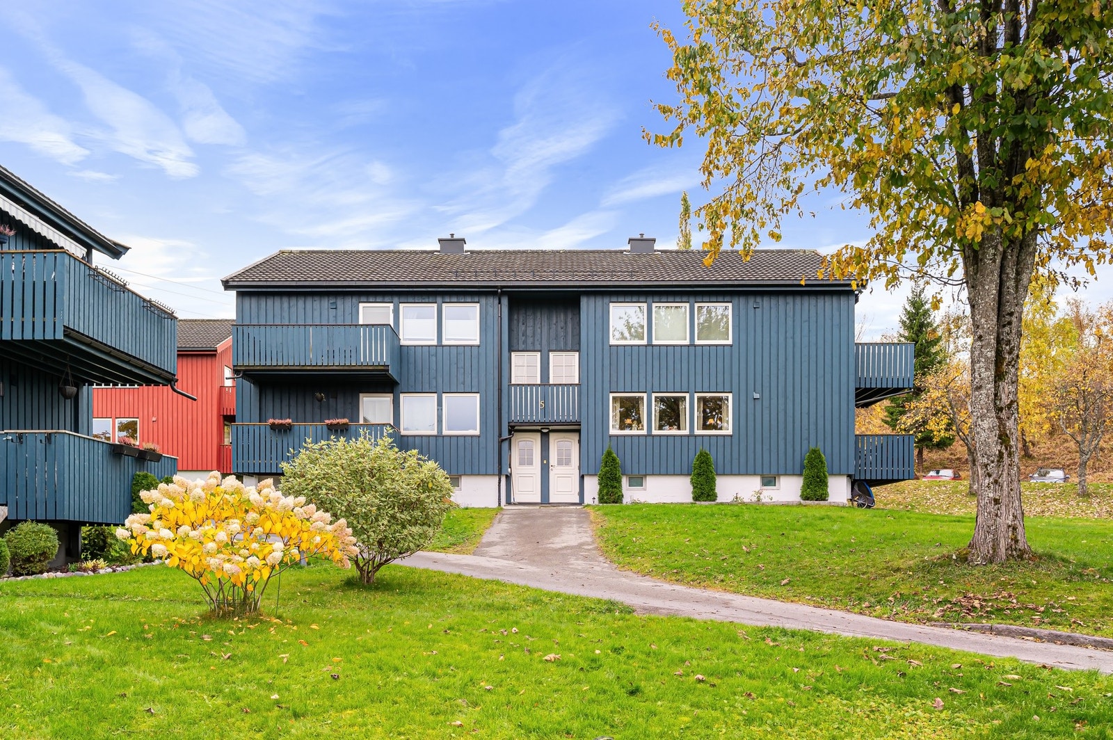 Boligen ligger fint til i feltet med flotte felles grøntarealer. Galleribilde