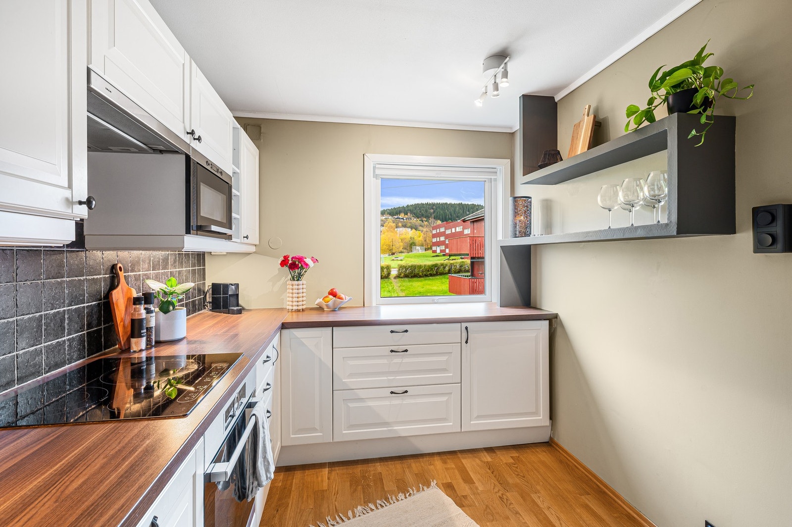 Kjøkkenet har rikelig med skap- og benkeplass. Galleribilde